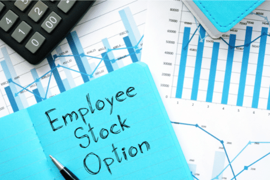Image représentant des graphiques et une note indiquant "Employee Stock Option"